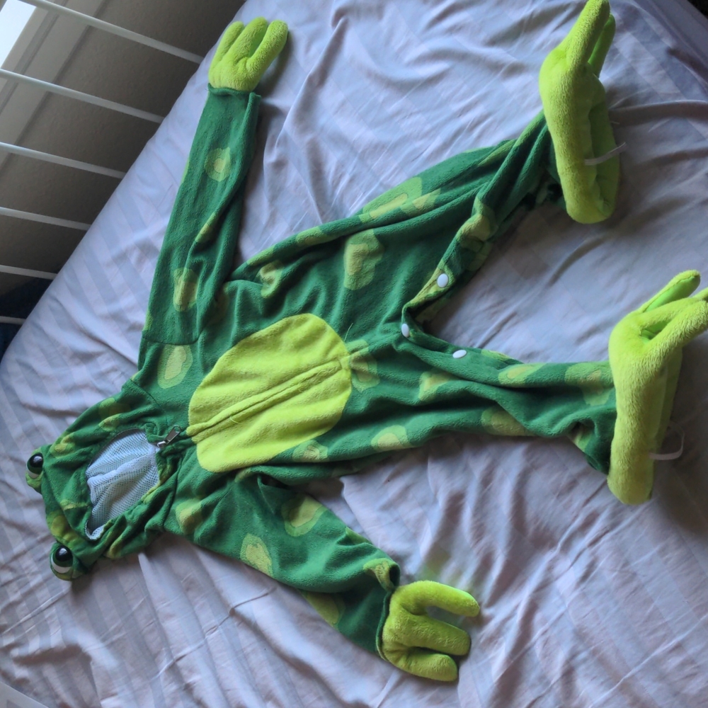 Toddler frog costume 🐸🐸